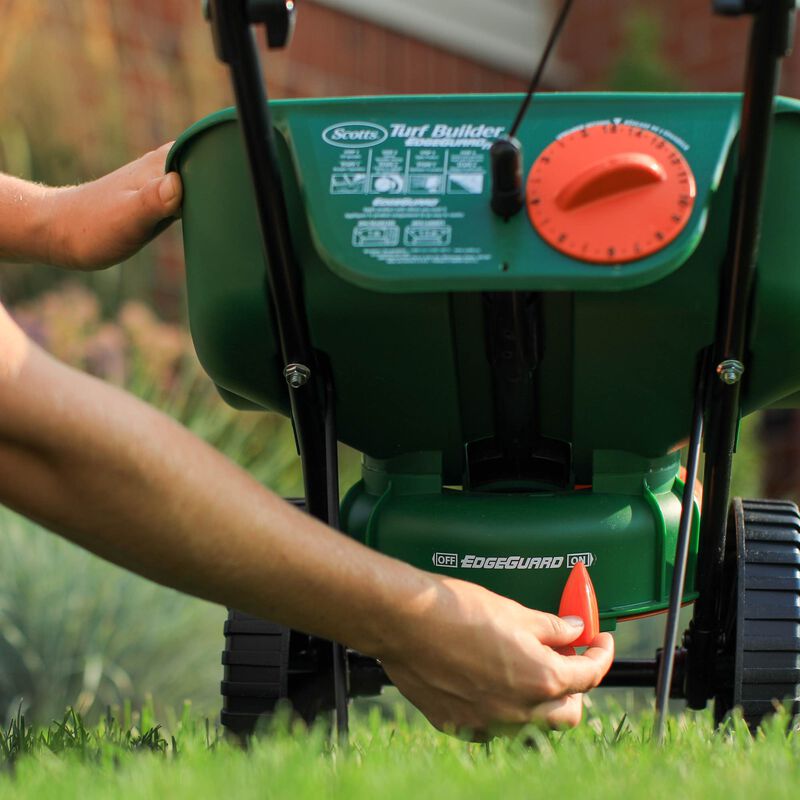 Scotts® Turf Builder® Edgeguard® Mini Broadcast Spreader – Jardineries ...