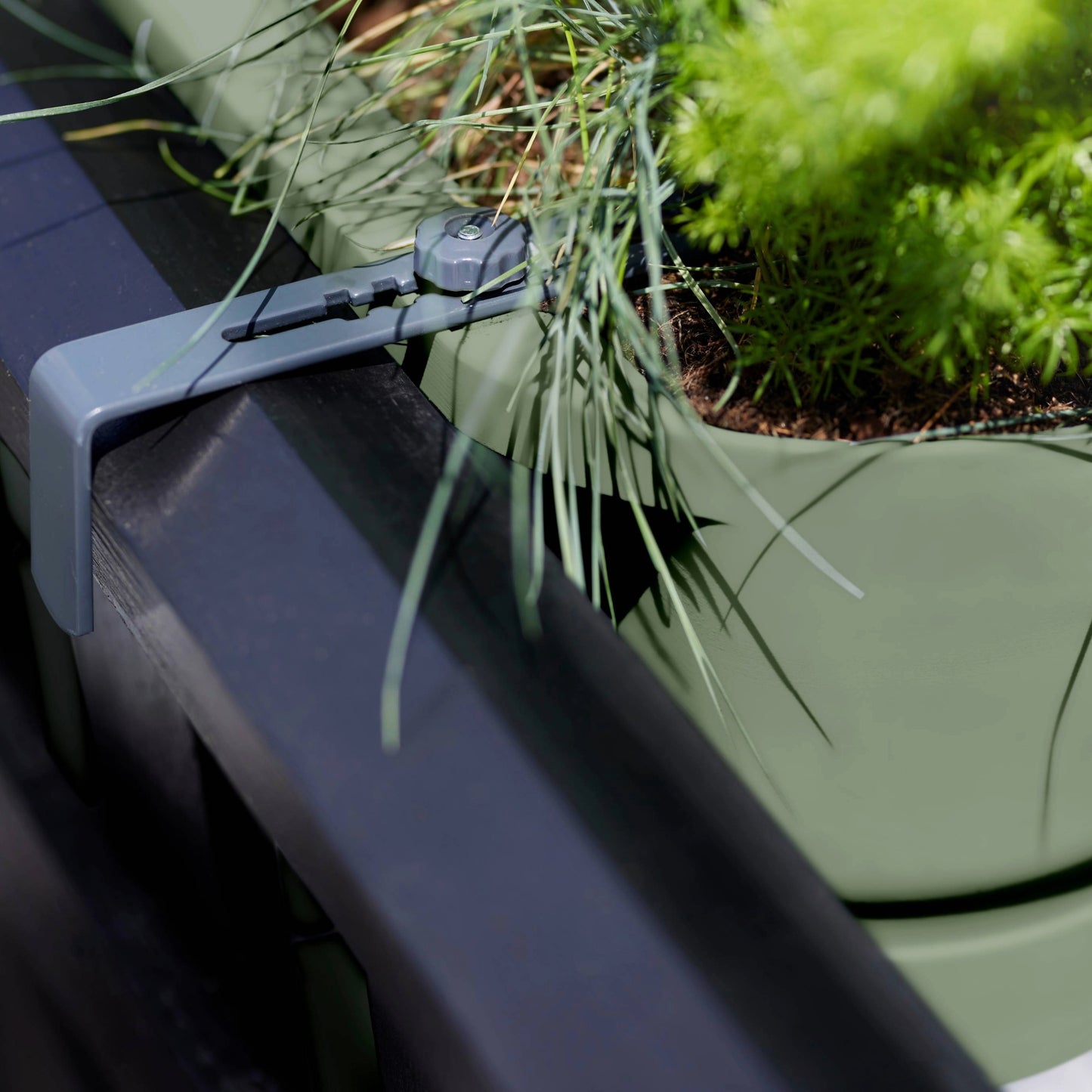 Greenville Easy Balcony Box – Railing Planter with Water Reservoir